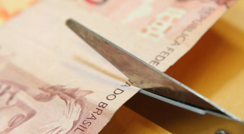 PEC que reduz salários avança no Congresso: os servidores não podem pagar pela crise!