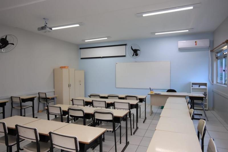 Lei aprovada em Florianópolis fere a democracia, precariza a educação e ilude profissionais que ficaram sem emprego