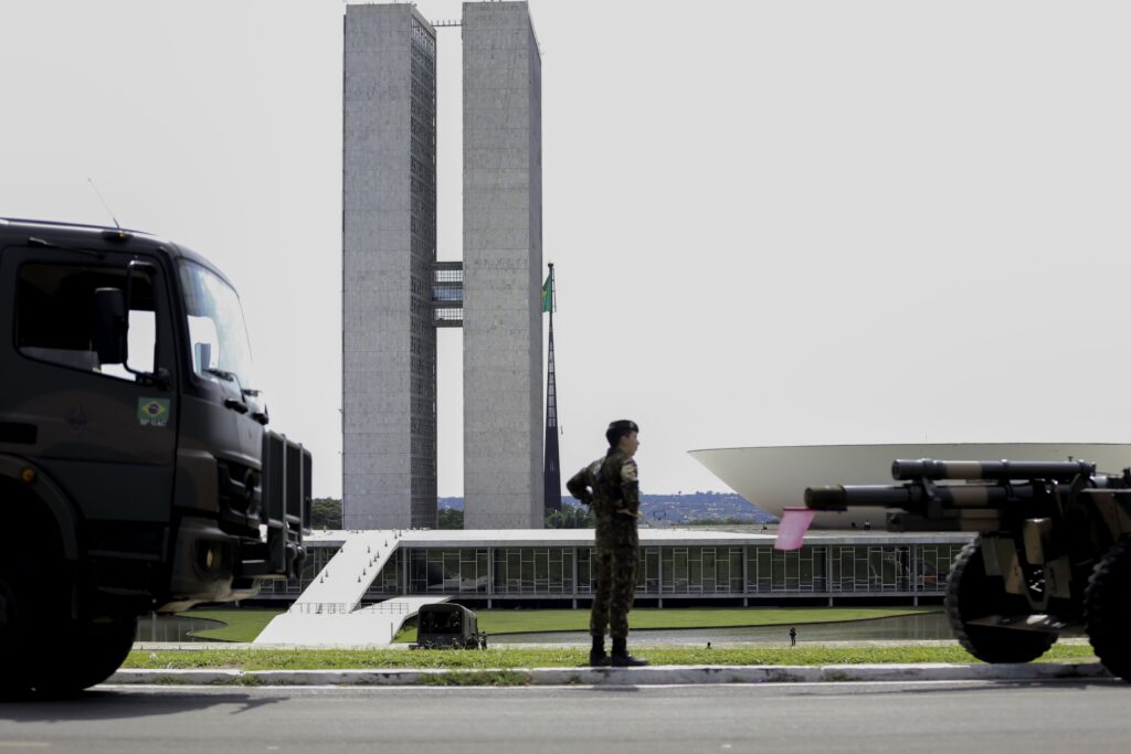 A crise da pandemia e o horizonte incerto: bolsonarismo, militares e política