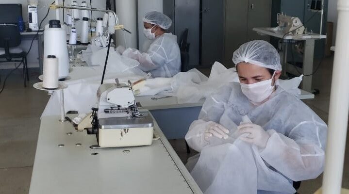 A necessidade de isolamento social e da produção de equipamentos essenciais de saúde