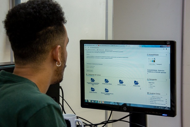 Ensino a distância nas universidades durante a quarentena: um debate sobre permanência estudantil