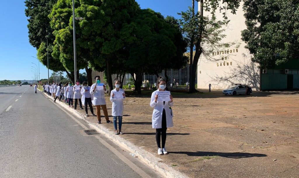 Sem receber há dois meses, residentes da área de saúde protestam em Brasília
