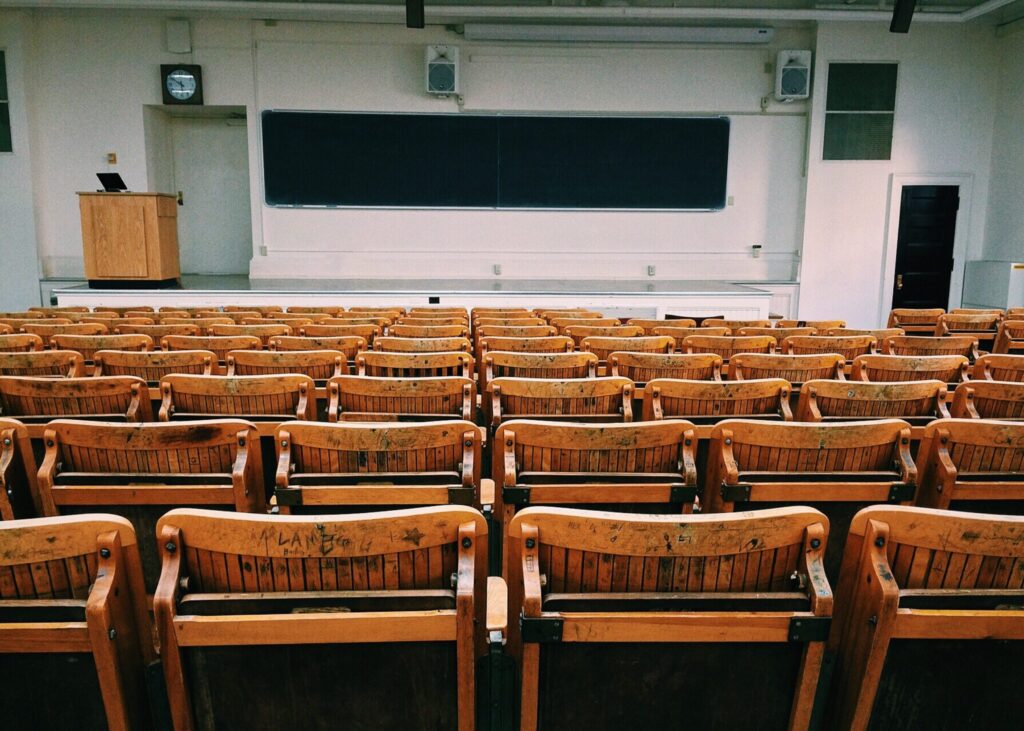 A escola em tempos de “negacionismo” e de COVID-19