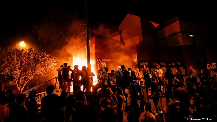 Homem negro, inferno branco: Minneapolis em chamas
