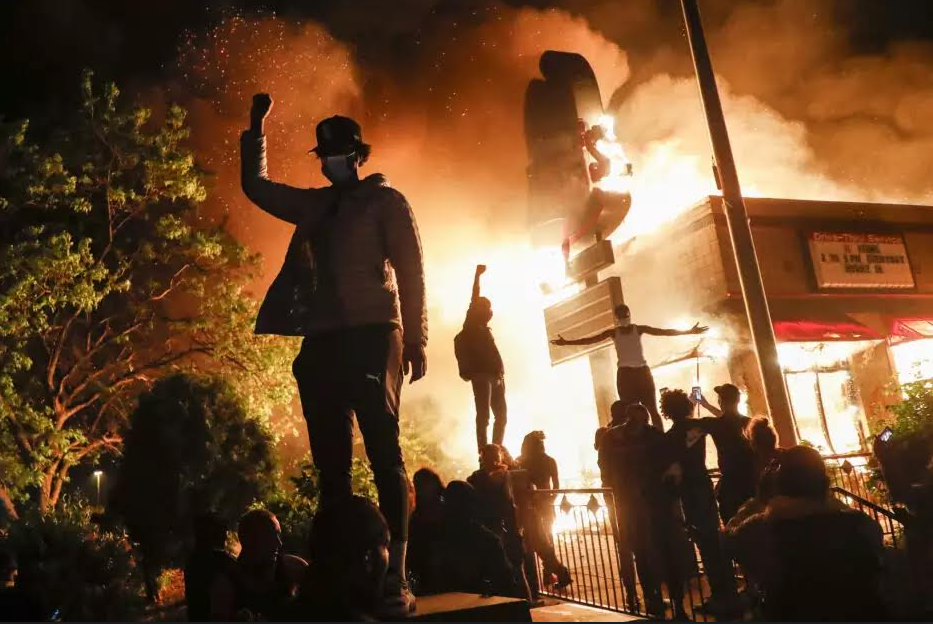 O levante negro sai às ruas e incendeia as estruturas da América
