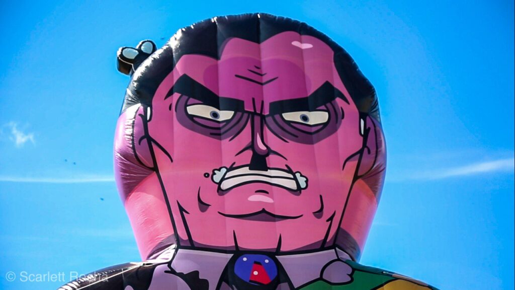 Com boneco gigante do presidente, manifestantes fazem ato pela saúde em Brasília