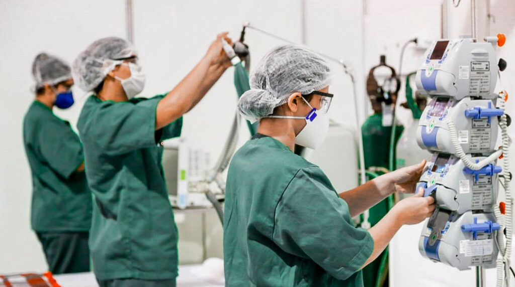 No limite: entre medo, precarização do trabalho, exposição de risco, falta de estrutura, desgaste emocional e distância da família, profissionais da saúde enfrentam o caos