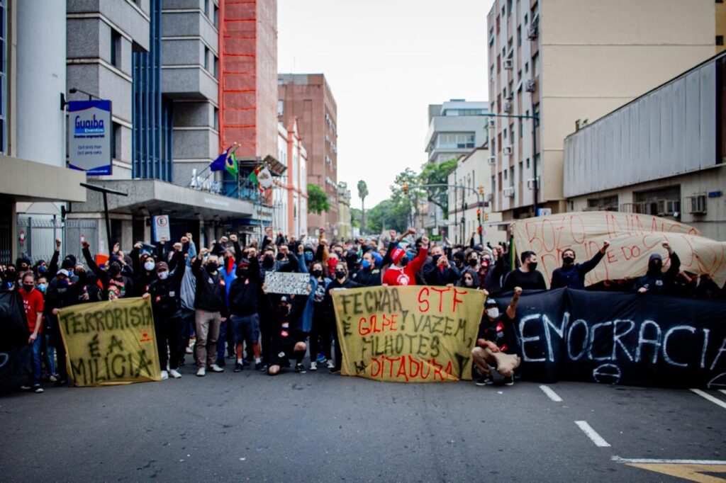 Das arquibancadas para as ruas: antifascismo e o papel da esquerda