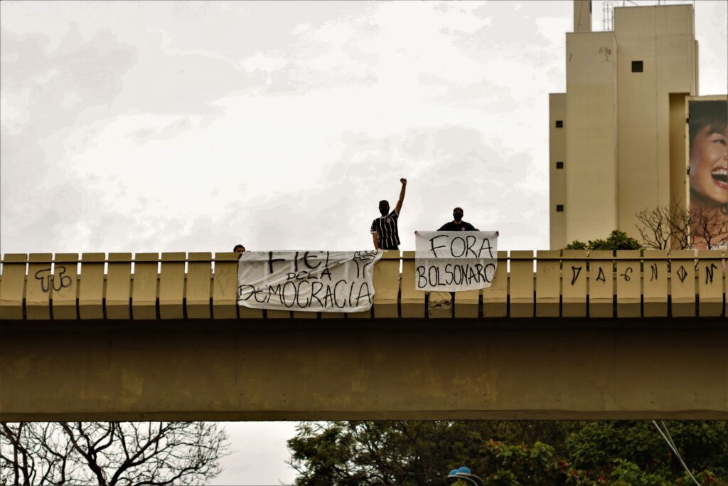 Torcedores fazem intervenção pró democracia em Campinas, SP