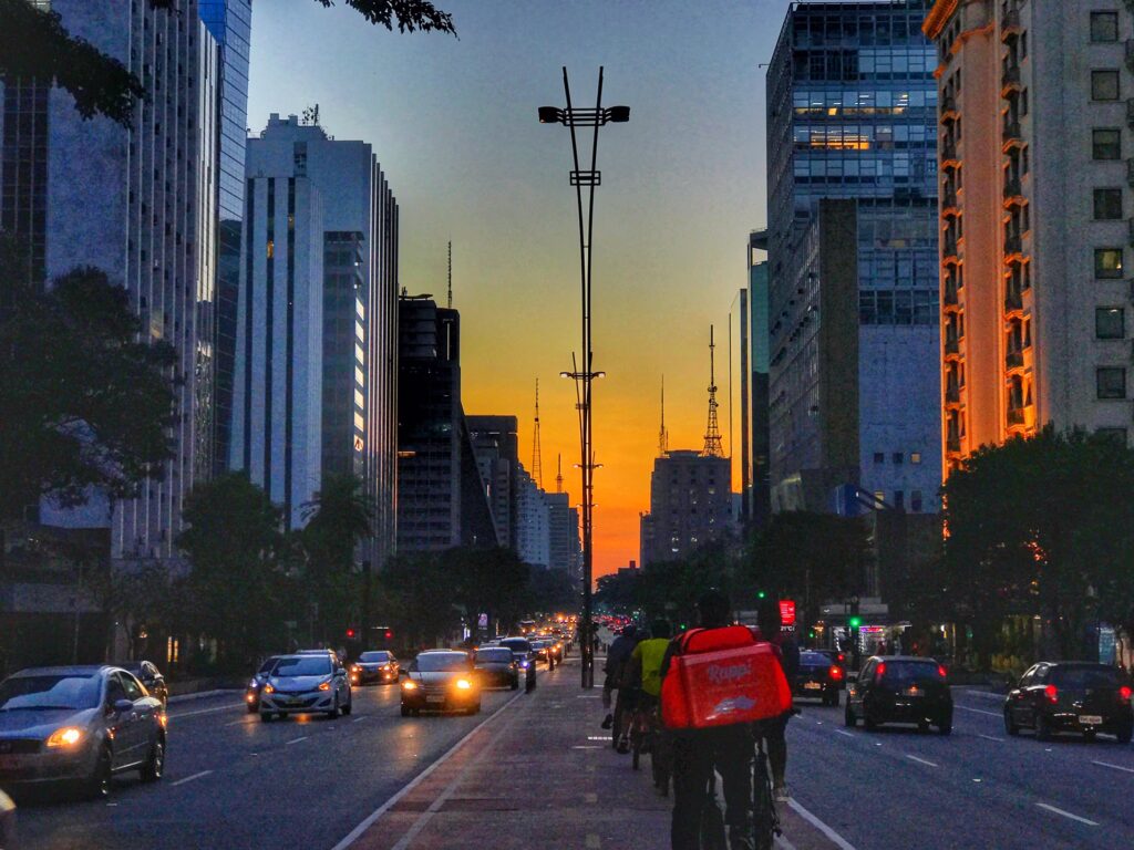 O pandemônio de mochilas, escapamentos ruidosos, ruas e avenidas não é o limite do empreendendorismo