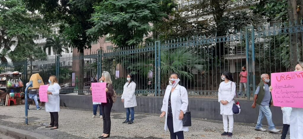 Profissionais de saúde fazem manifestação contra demissões em plena pandemia, no Rio