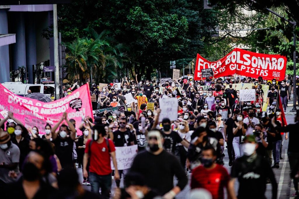 Veja lives dos atos antifascistas e antirracistas deste domingo