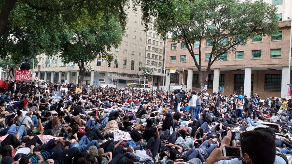 No Rio de Janeiro, centenas protestaram contra a violência racista e em defesa da vida