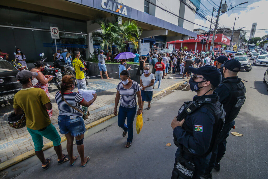 Reduzir o valor do auxílio emergencial é mais um crime de Bolsonaro