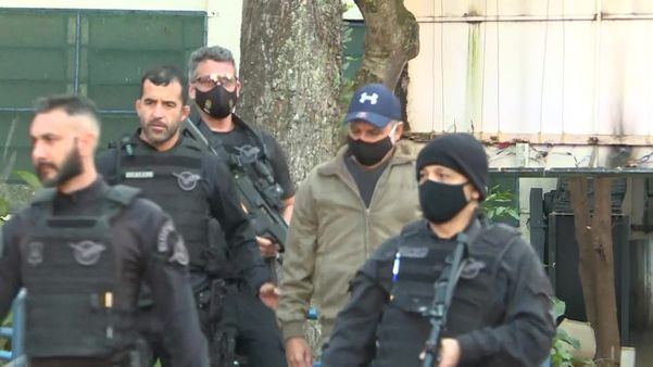 Queiroz tá preso, babaca, Sara também!