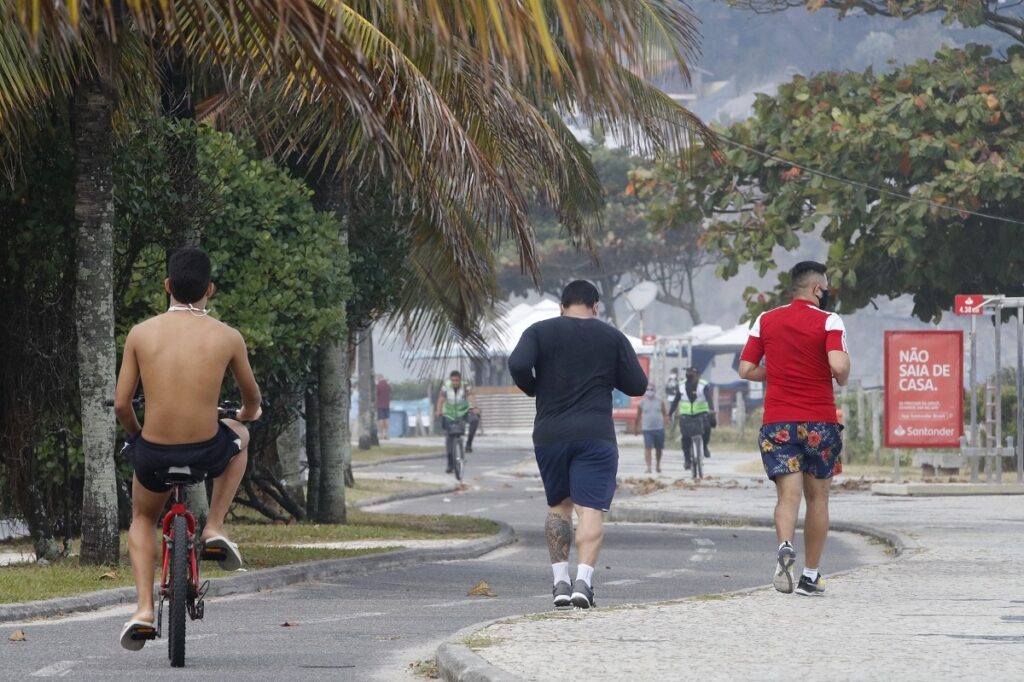 Rio de Janeiro inicia reabertura em meio a recorde de óbitos
