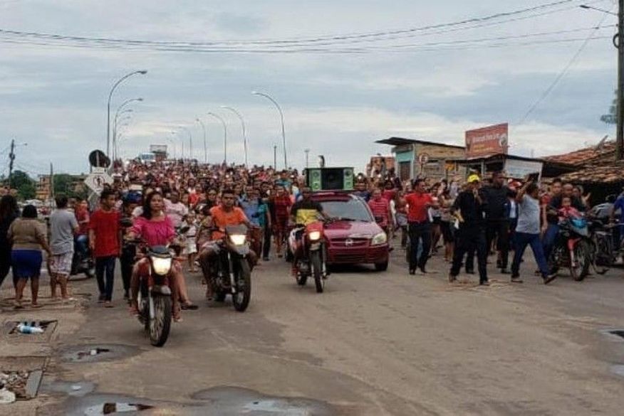 População sai às ruas e queima máscaras no interior do Maranhão