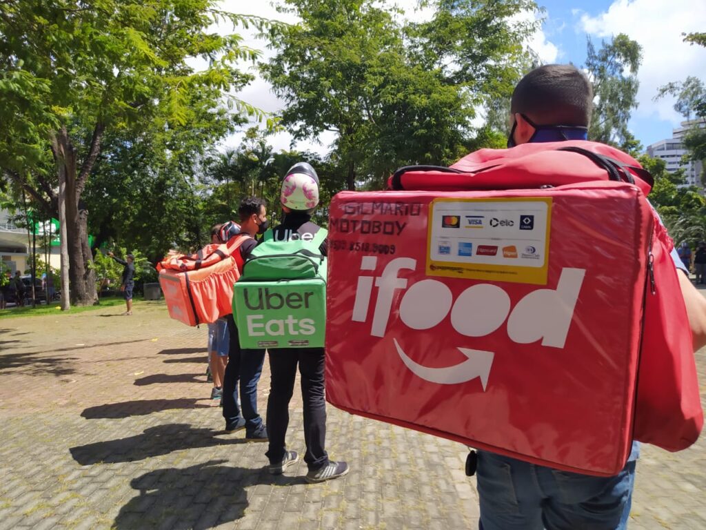 Muito trabalho, pouco salário e nenhum direito: o racismo estrutural e a greve dos entregadores