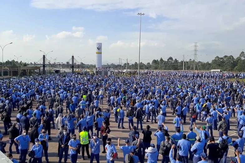 Todo apoio à greve na Renault Paraná. Readmissão dos 747 demitidos já!