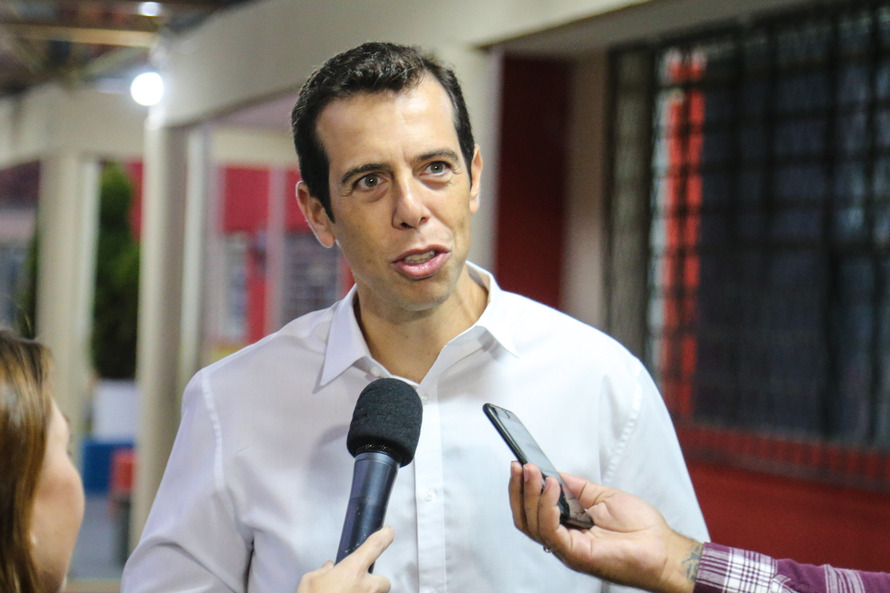 Renato Feder, convidado por Bolsonaro ao MEC, comparou escola com lanchonete