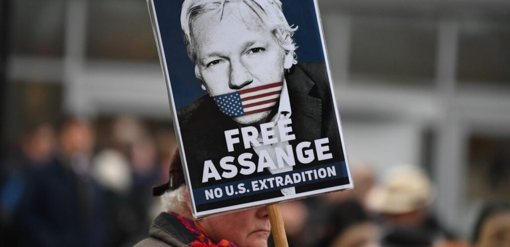 Julgamento do pedido de extradição de Assange para os EUA será retomado hoje (07)