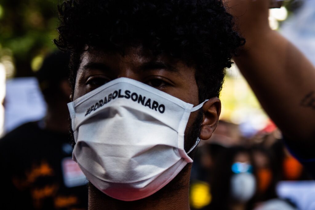 Vingança vai ser ficar vivo: população negra e genocídio em tempos de pandemia