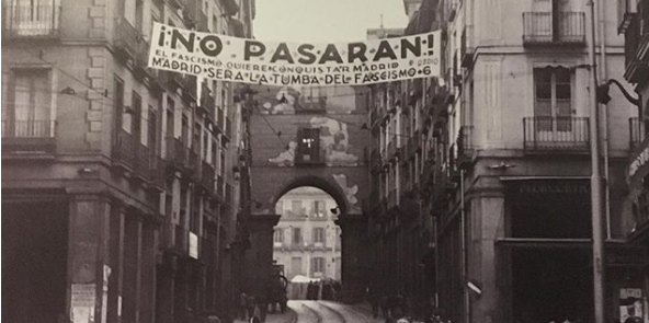 Fotografia histórica. Em Madrid, uma faixa estendida entre dois prédios, com a frase !No Pasaran! (Não passarão)