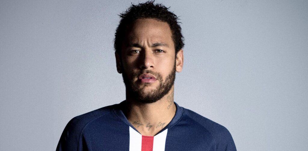 Negro eu? Neymar não consegue driblar a marcação cerrada da negritude