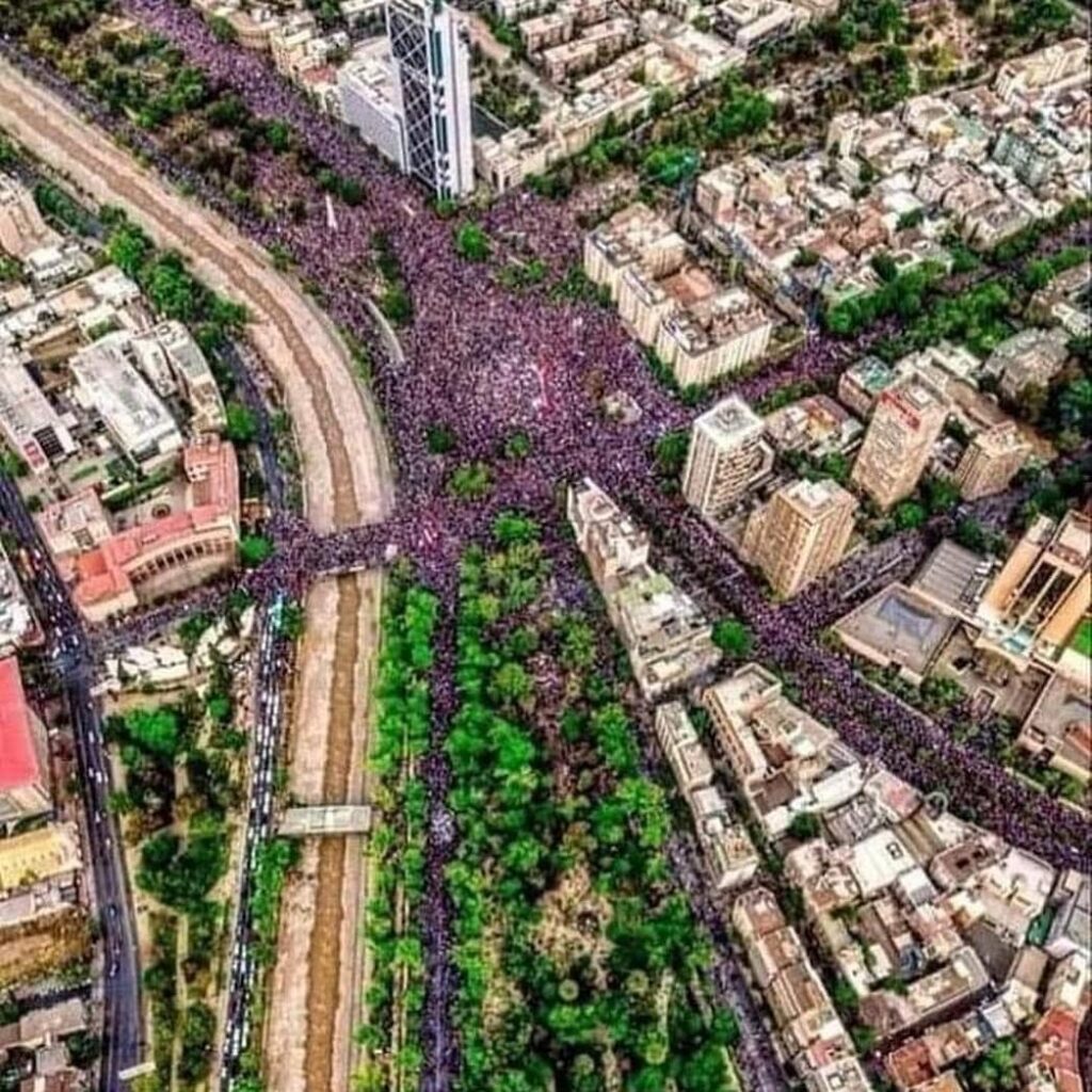 Chile: A mobilização conquistou um plebiscito e o povo acabou com a constituição de Pinochet e da Ditadura, indo em massa às urnas