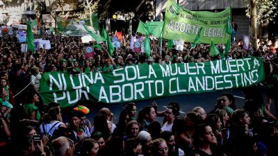 Manifestação na Argentina. Uma faixa verde, onde se lê: Ni una sola mujer muerta por aborto clandestino