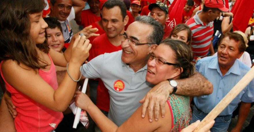 Edmilson toma posse em Belém, com anúncio de um programa de renda mínima