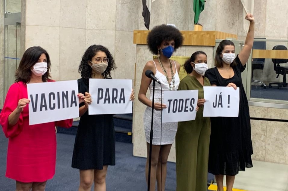 Bancada Feminista do PSOL realiza protesto durante a posse do mandato coletivo
