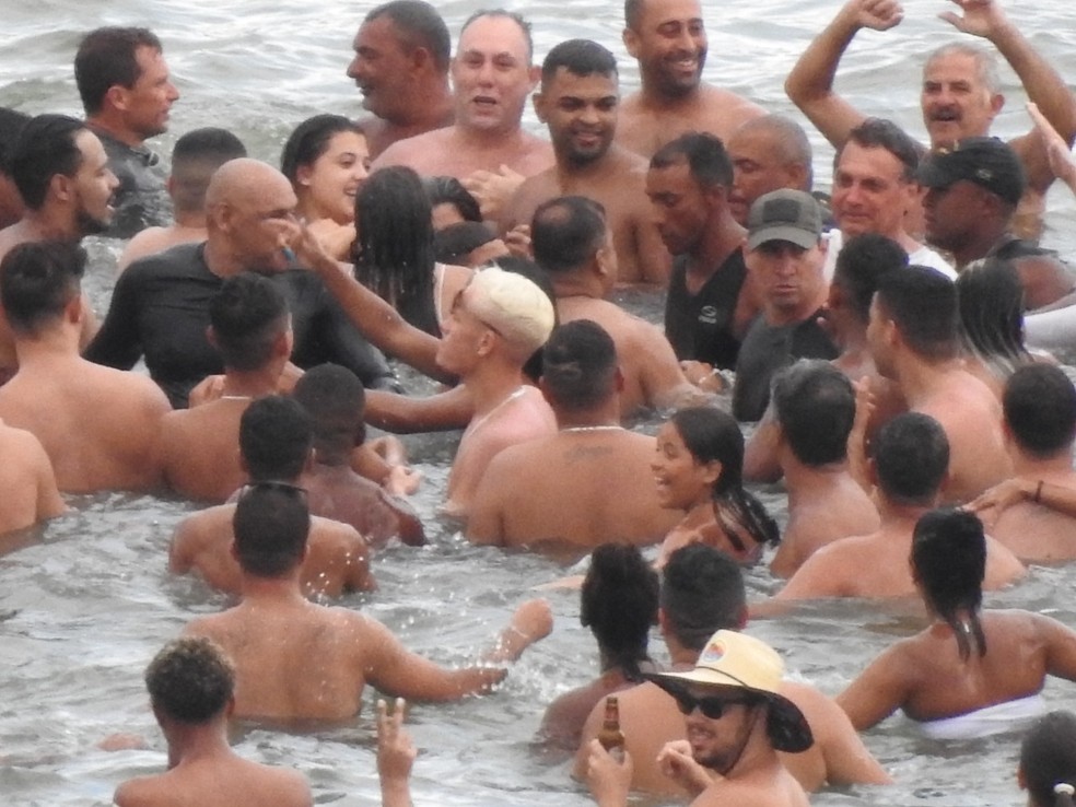 Bolsonaro na Praia Grande: a performance do fascismo e a poeira de humanidade