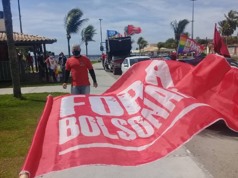 Foto mostra Bandeira vermelha com letras brancas, onde se lê Fora Bolsonaro