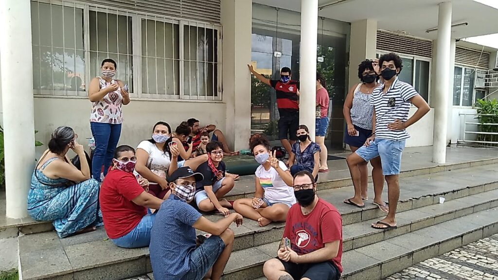 Aprovado em concurso, professor faz greve de fome e acampa em frente à Prefeitura de Juazeiro do Norte