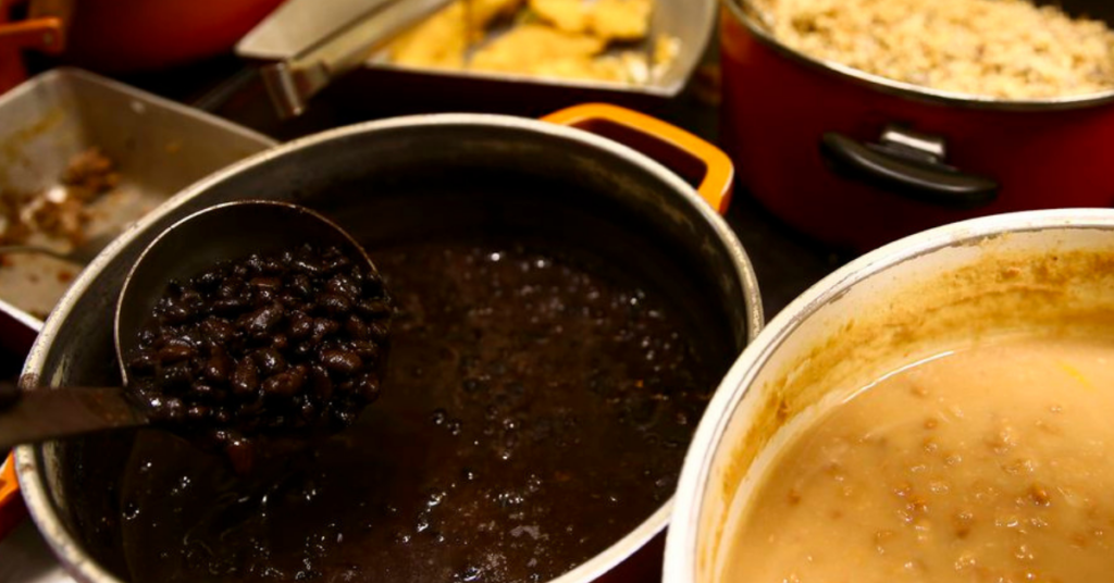 Arroz e feijão estão mais caros e mercado prepara reajuste no preço do frango