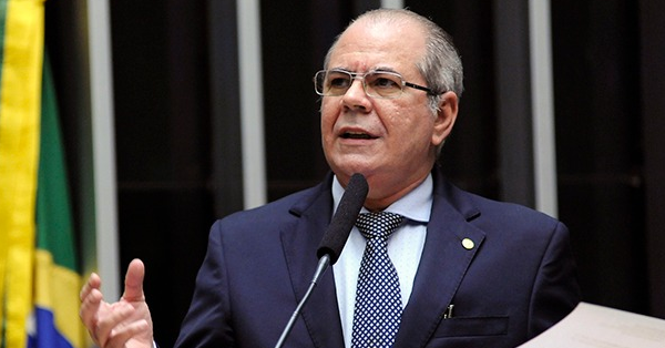 Veja os deputados que votaram para que empresários furem a fila da vacina