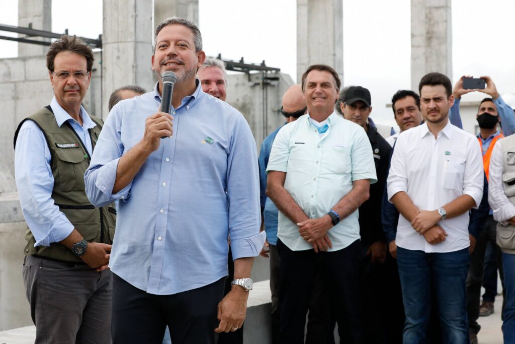 Diante de Bolsonaro, presidente da Câmara promete aprovar o voto impresso para 2022