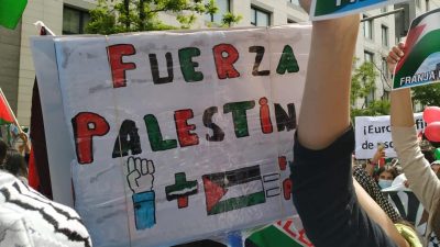 Cartaz está escrito: Fuerza Palestina