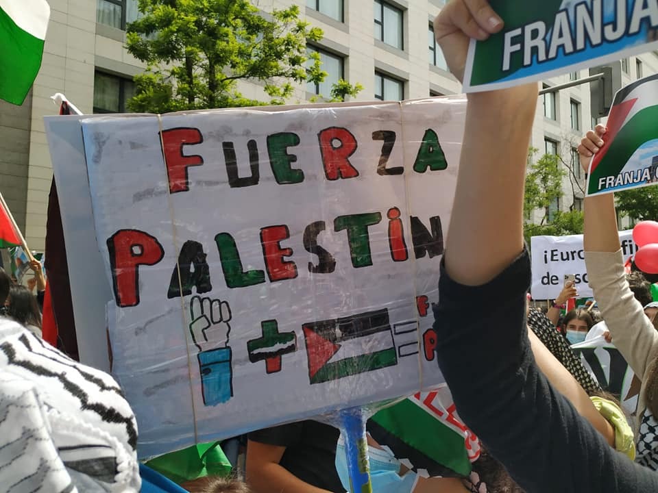 Cartaz está escrito: Fuerza Palestina