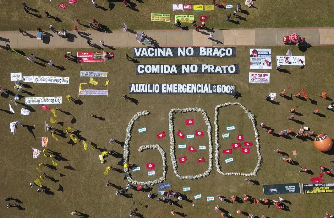 Imagem com drone mostra o numero 600 formado no gramado com cestas basicas