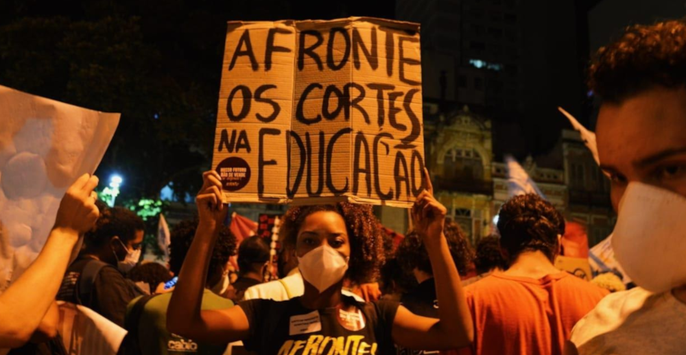 Universidades salvam vidas, ele não! Em defesa da educação, da ciência e da pesquisa!