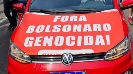 PM de Goiás prende professor por usar adesivo no carro chamando Bolsonaro de genocida