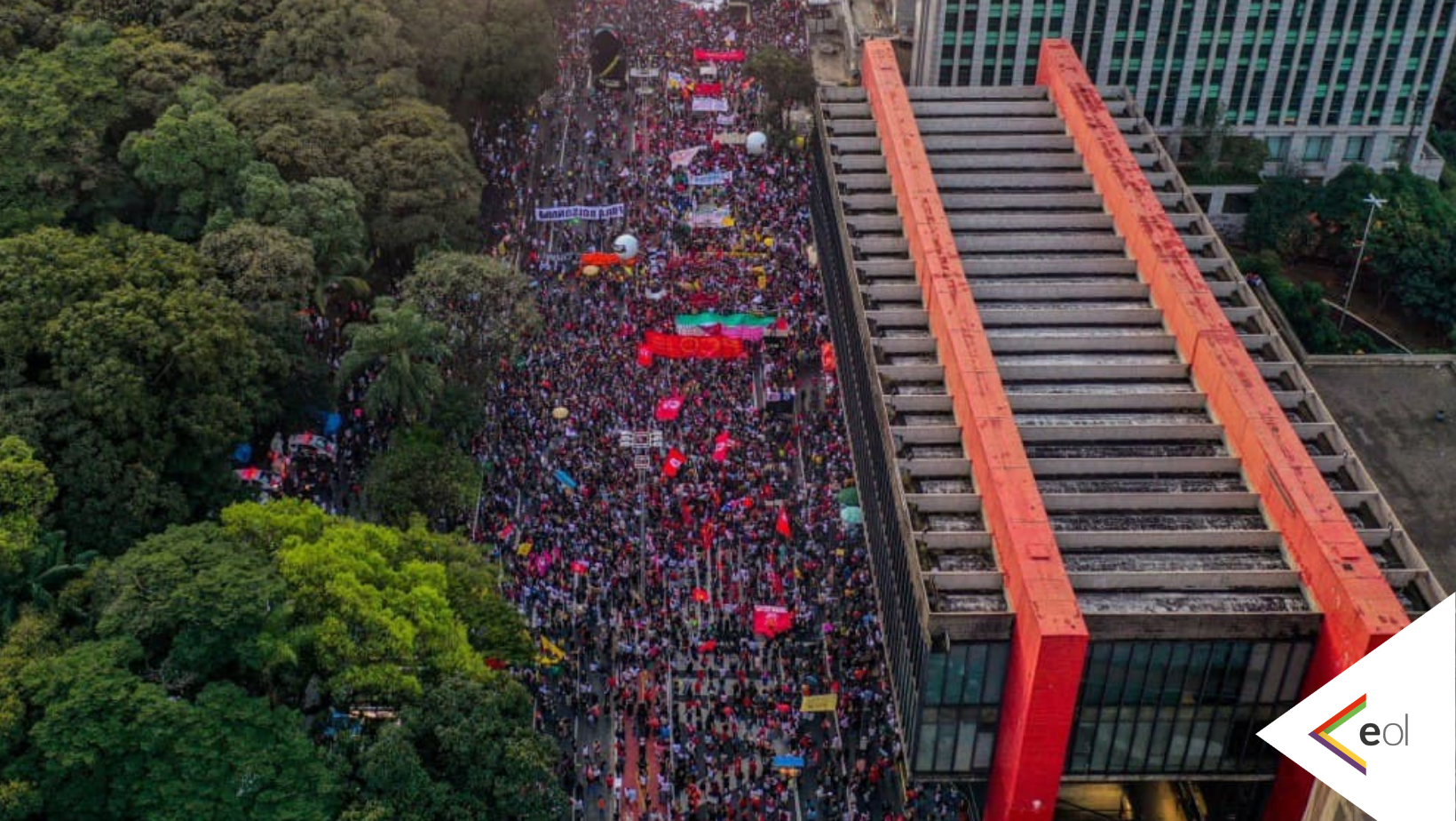 Imagem aérea da Av. Paulista, com o MASP e uma multidão de pessoas ocupando as pistas