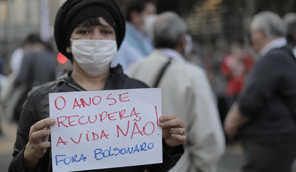 Escolas abertas e UTIs lotadas: a face do genocídio docente no Brasil