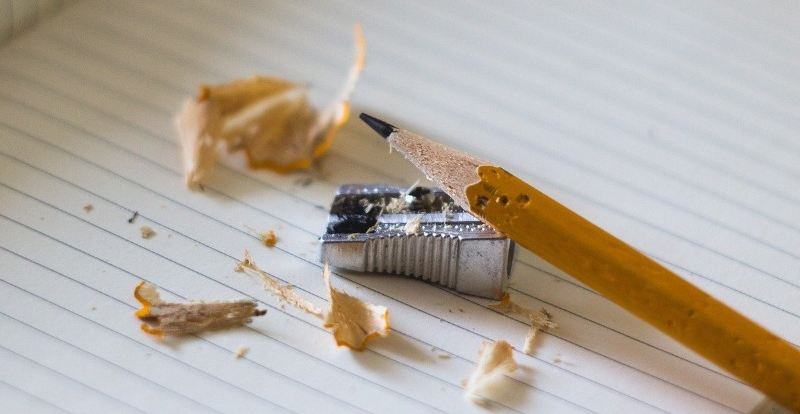 Tubarões da educação e as consequências do neoliberalismo na educação brasileira