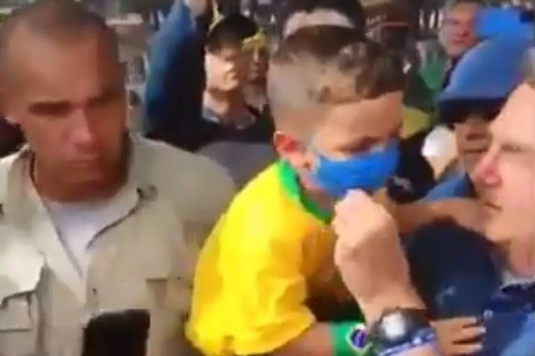 A máscara que cai quando uma máscara é retirada de uma criança