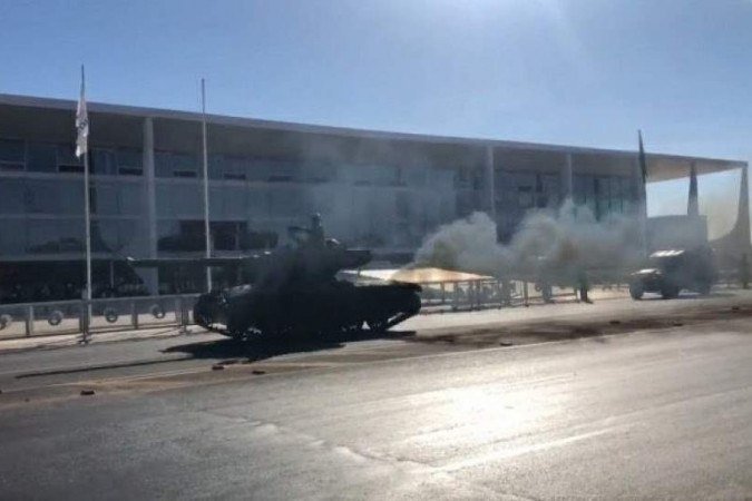 Duas derrotas de Bolsonaro: O fiasco da “tanqueata” e o enterro do voto impresso