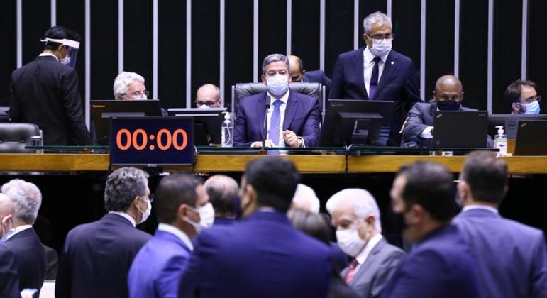 Bolsonaro naturaliza a ameaça de golpe
