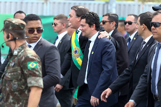 O caçador que virou caça: conexões e tensões entre a guerra global à corrupção e o ascenso protofascista